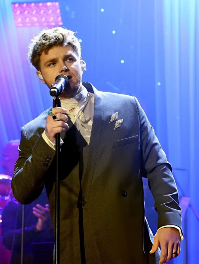 Alex Warren on stage