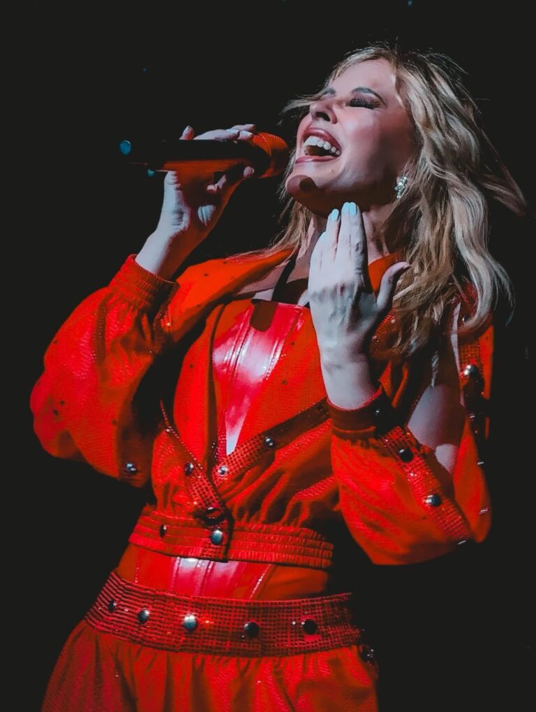Kylie MInogue in red