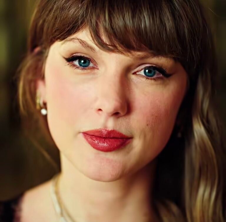 Taylor Swift Tells Young Artists To Stop Reading Social Media Comments