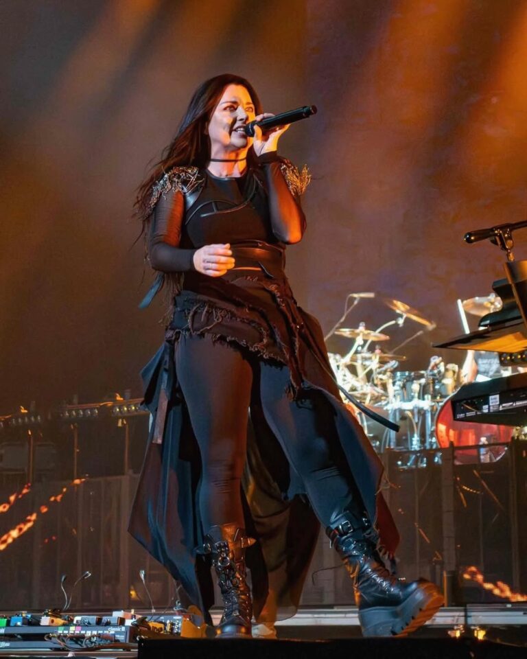 Amy Lee of Evanescence on stage