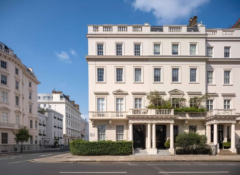 A Peek Inside Christine McVie’s Last London Penthouse Home (2015 – 2025)