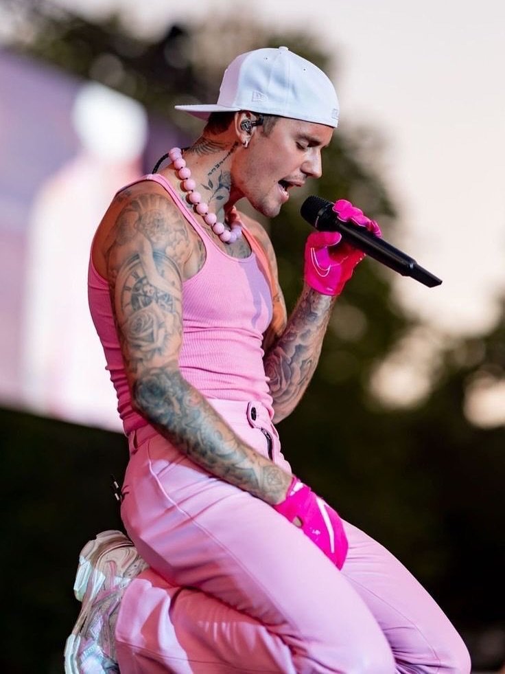 Justin Bieber in pink stage outfit