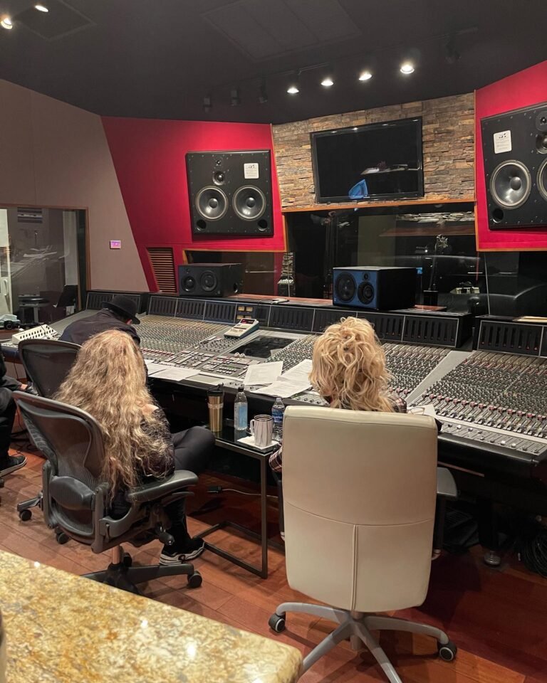 Stevie Nicks and Dolly Parton in the recording studio